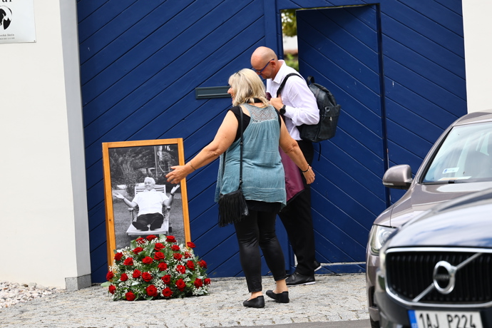 FOTO: Před vchodem byl Jirkův portrét. – stránka 48
