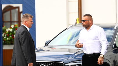 FOTO: Karlos Vémola přijel svým autem.