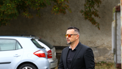 FOTO: Michal Kavalčík v černém obleku.