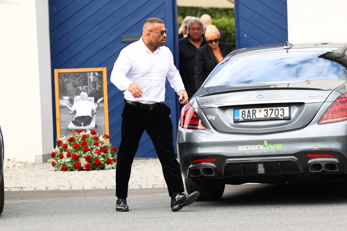FOTO: Karlos Vémola přišel zapít Jiřího Krampola. – stránka 16