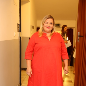 Červená barva herečku hezky rozzářila. 