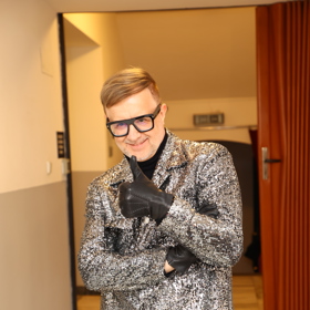 V takové flitrové bundě by prý Petr Kotvald na nákup nevyrazil.