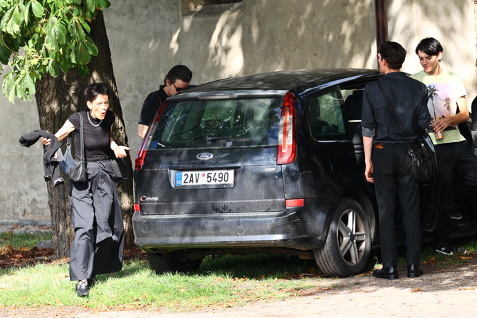 FOTO: Monika Kvasničková při odjezdu. – stránka 25