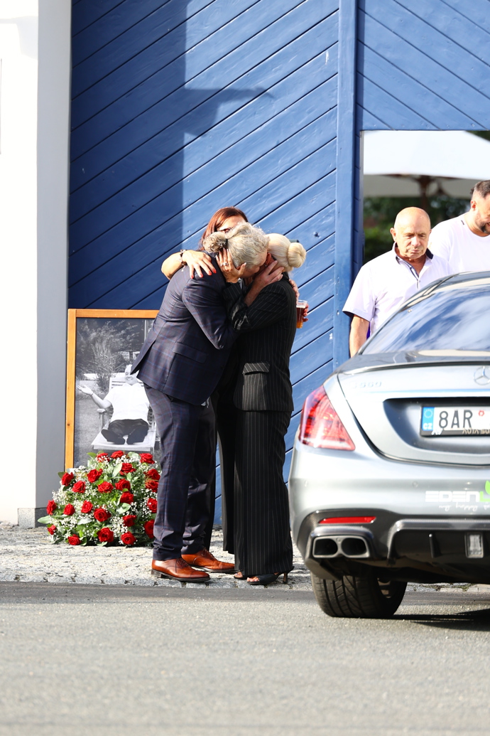 FOTO: Lidé plakali. – stránka 24