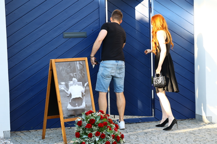 FOTO: Karel otevřel Kateřině dveře. – stránka 16