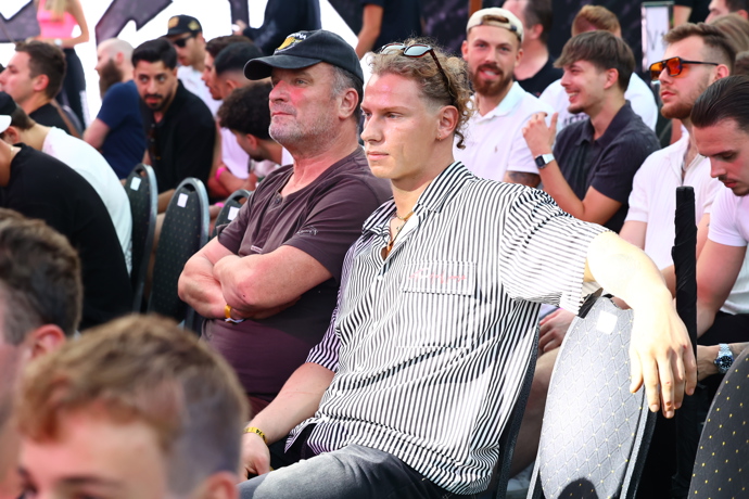 FOTO: Pavel Tóth čeká na svůj první zápas. – stránka 27