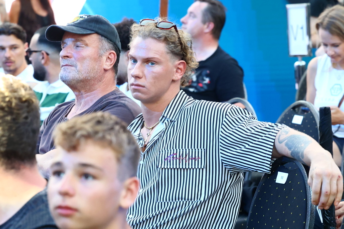 FOTO: Pavel Tóth v publiku. – stránka 28