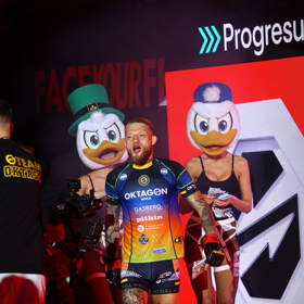 Radek Roušal při nástupu do klece.