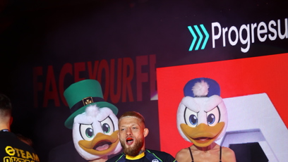 FOTO: Radek Roušal při nástupu do klece.