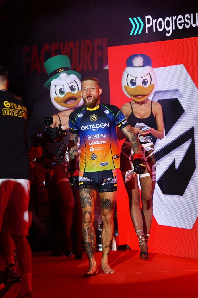 FOTO: Radek Roušal při nástupu do klece. – stránka 31