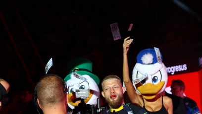FOTO: Roušal při nástupu do klece.