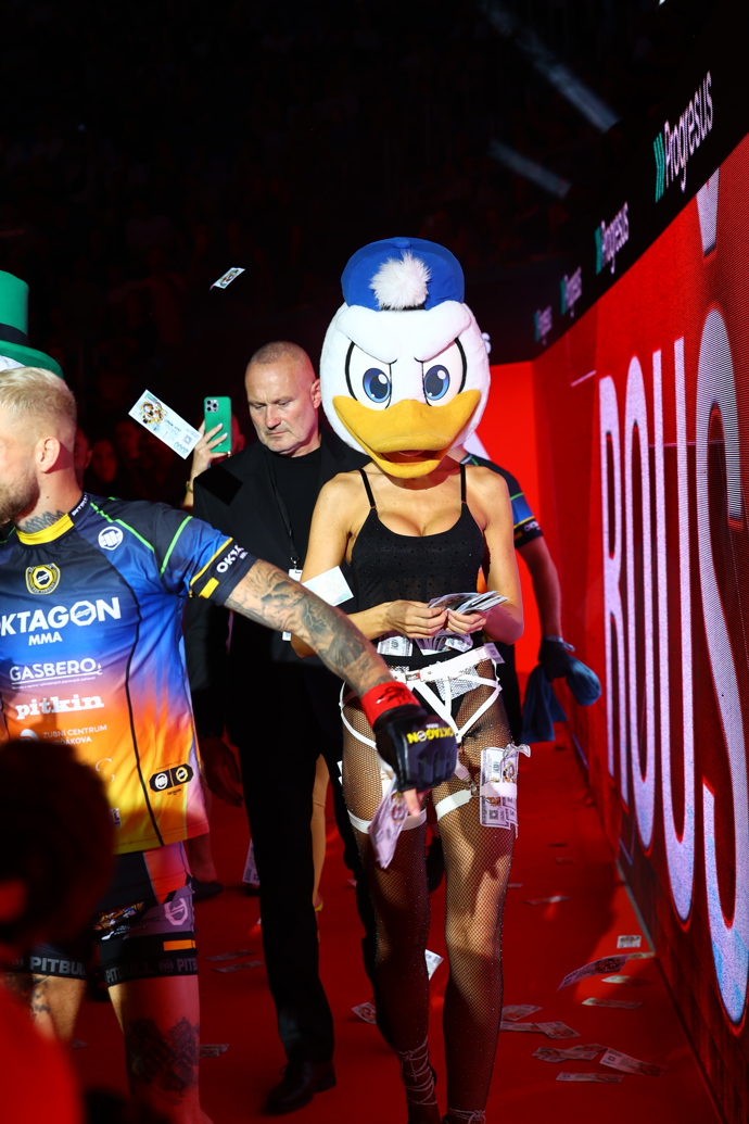 FOTO: Doprovod Roušalovi dělali sexy kačeřice. – stránka 25