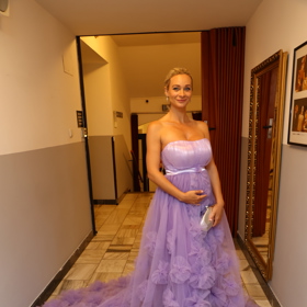 Pro druhý večer, kdy se vyhlašoval Anděl mezi zdravotníky, oblékla Bára fialovou róbu s tylovou vlečkou. 