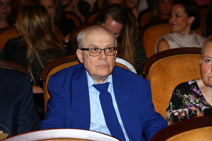 FOTO: Vladimír Špidla na premiéře filmu Karavan. – stránka 6