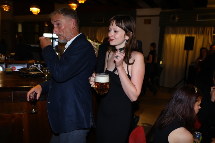 FOTO: Stella Janáčková si dala pivo. – stránka 2