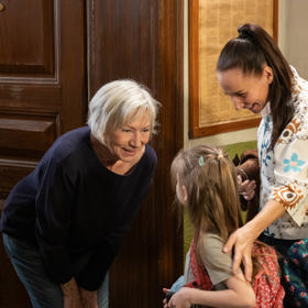 Velkou událostí začátku 21. sezony Ulice je návrat Adriany Peškové z Austrálie. Přivedla i svou malou dcer Klárku.