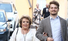 Vojtěch Staš s babičkou Jiřinou Bohdalovou.