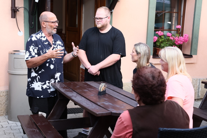 FOTO: Šéf se snaží o zlepšení českých restaurací. – stránka 25