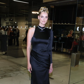 Modelka Denisa Dvořáková dala také přednost šatům, které odhalují jen jednu paži.