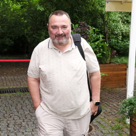 Mimo to ho baví krájení španělské šunky. 