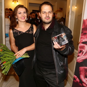 Manželka Monika po jeho boku každoročně slaví 27. narozeniny. 