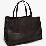 Velká tote bag, do které se vejdete klidně i na víkend. Massimo Dutti, 9 999 Kč