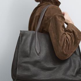 Nejoblíbenější velká kabelka Nikoly Markové. U tohoto typu se vyplatí zainvestovat do kůže. 