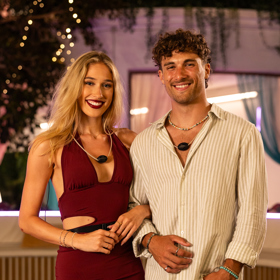 Martin tvoří pár s Adélou.