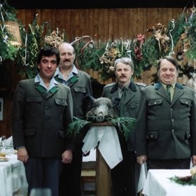 Zapáleného myslivce si Petr Čepek zahrál v roce 1983 v oblíbeném filmu na motivy knihy Bohumila Hrabala, Slavnosti sněženek. Na snímku Eugen Jegorov, Petr Brukner a Miloslav Štibich.