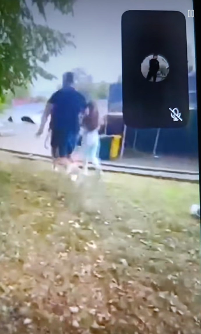 FOTO: Muž najednoi běžel k jedné z nich. – stránka 3