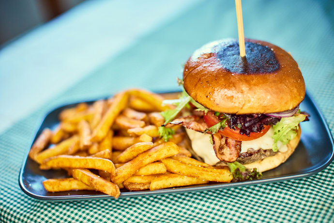 FOTO: Jakub má ve své nabídce burgery. – stránka 38