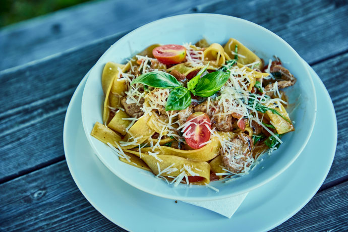 FOTO: Pappardelle s grilovanou panenkou, rukolou a parmazánem. – stránka 34