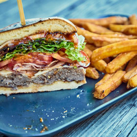 Nabitý Chef burger.