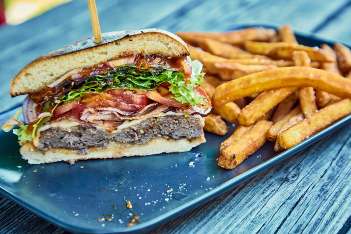 FOTO: Nabitý Chef burger. – stránka 33