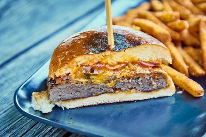 FOTO: Classic burger nabídne 180g šťavnatého hovězího masa. – stránka 32
