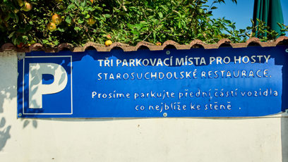 FOTO: Starosuchdolská restaurace nabízí tři parkovací místa.