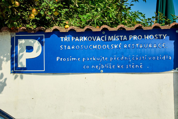 FOTO: Starosuchdolská restaurace nabízí tři parkovací místa. – stránka 60