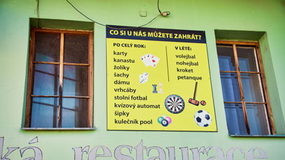 FOTO: Starosuchdolská restaurace nabízí i zábavu v podobě stolního fotbalu, kvízového automatu a mnoho dalšího.