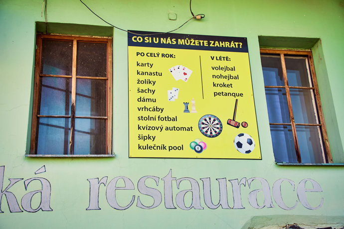 FOTO: Starosuchdolská restaurace nabízí i zábavu v podobě stolního fotbalu, kvízového automatu a mnoho dalšího. – stránka 59