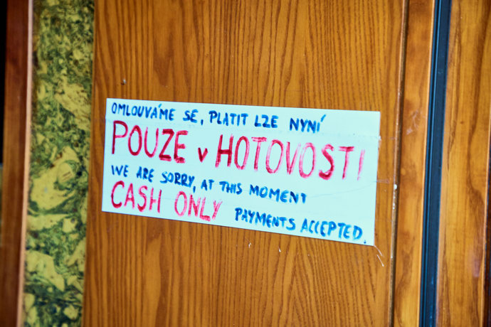 FOTO: V restauraci se dá platit pouze hotovostí. – stránka 58