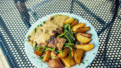FOTO: Vepřový steak s pepřovou omáčkou, hranolky, fazolky.