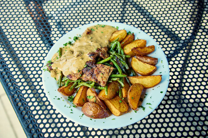 FOTO: Vepřový steak s pepřovou omáčkou, hranolky, fazolky. – stránka 50