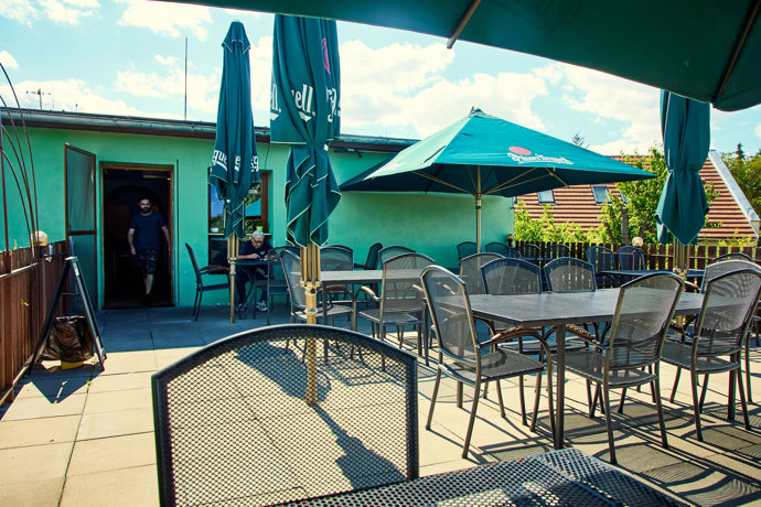 FOTO: Starosuchdolská restaurace má i venkovní sezení. – stránka 45