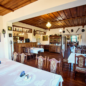 Interiér teď vypadá více upravený a uklizený, nikde nejsou zaprášené plochy.