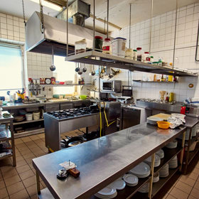 Měsíc po natáčení se kuchyň musela vypořádat s odchodem kuchaře. 