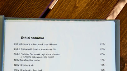 FOTO: Hosté mají na výběr z mnoha jídel. Na své si přijde každý.
