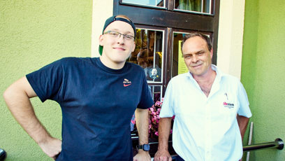 FOTO: Majitel s číšníkem z restaurace Na Čertovce.