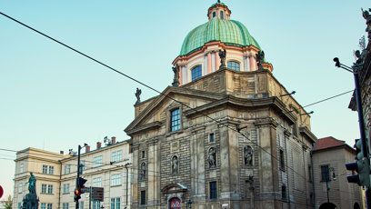 FOTO: Dan Brown píše v nové knize i o pražském kostelu svatého Františka z Assisi.