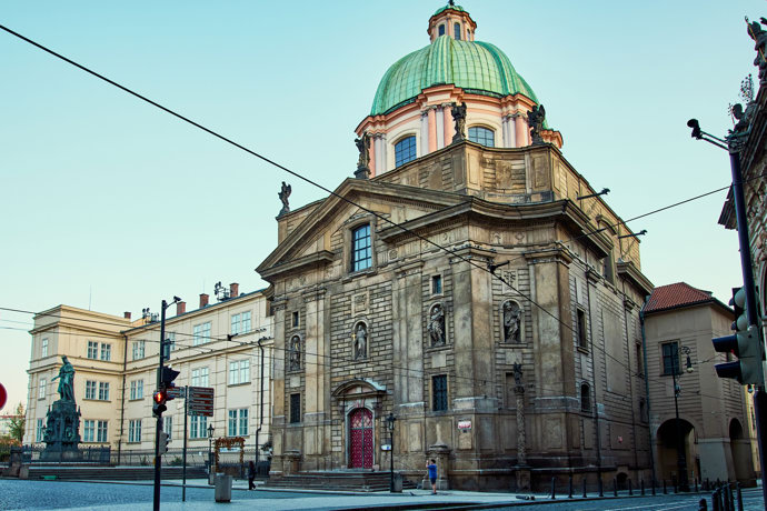 FOTO: Dan Brown píše v nové knize i o pražském kostelu svatého Františka z Assisi. – stránka 99