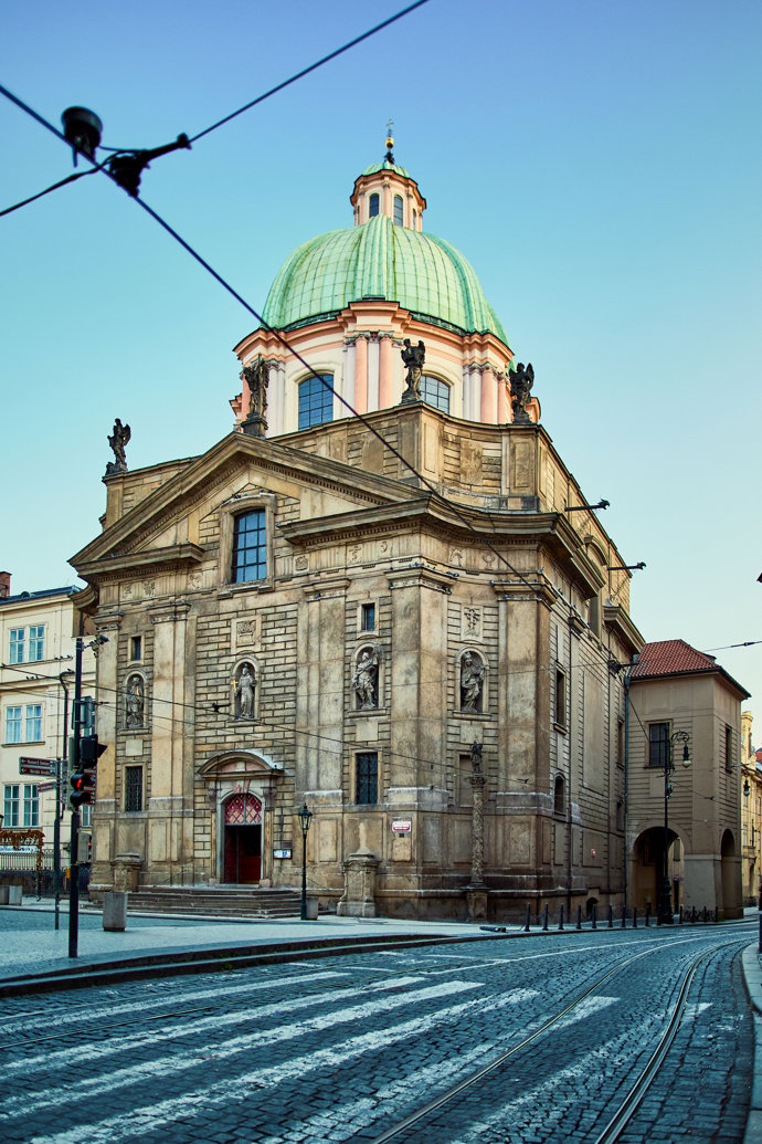 FOTO: Dan Brown píše v nové knize i o pražském kostelu svatého Františka z Assisi. – stránka 98